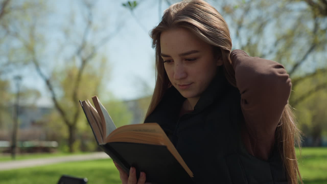 sesiones de aprendizaje al aire libre, analizando páginas resaltadas bajo la tranquilidad de un parque, personas inmersas en actividades educativas mientras disfrutan de la serenidad de entornos naturales al aire libre