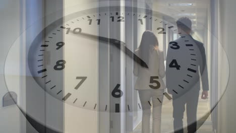animación del reloj sobre diversos compañeros de trabajo compartiendo ideas y caminando por el pasillo de la oficina