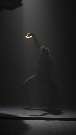 bailarina en un espectáculo de danza contemporánea