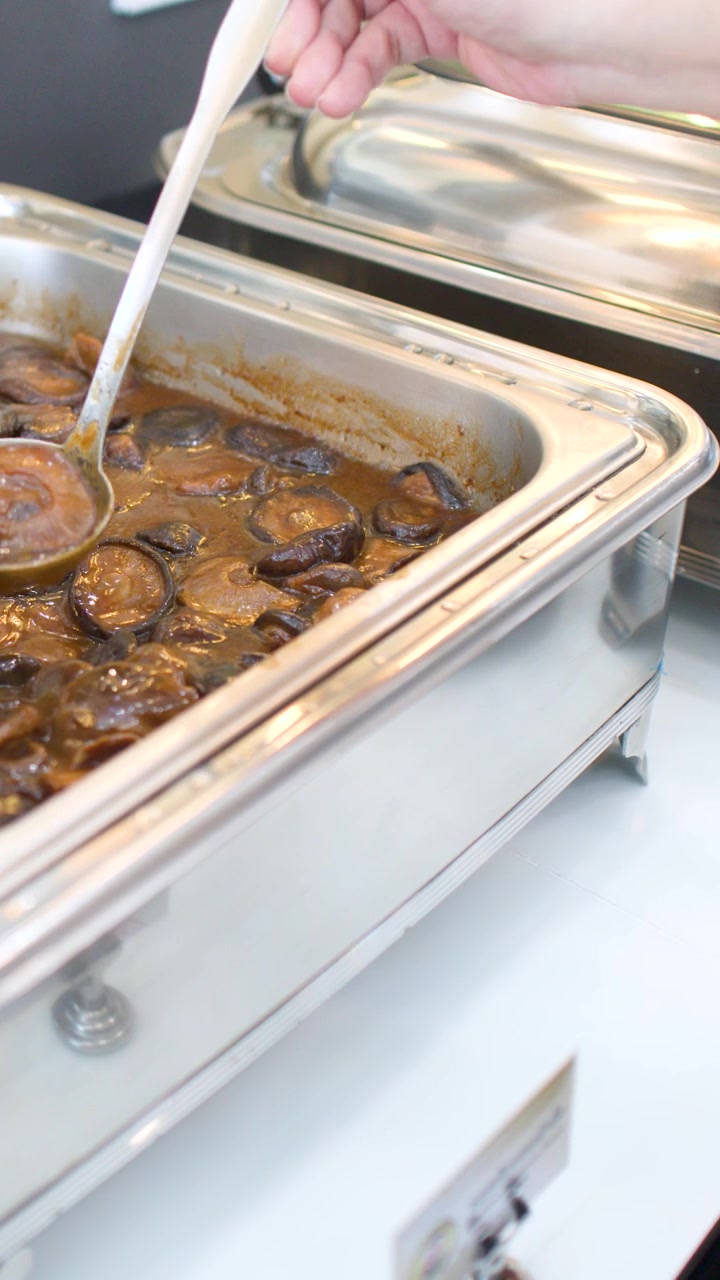 Servire funghi brasati e tagliatelle verdi a buffet