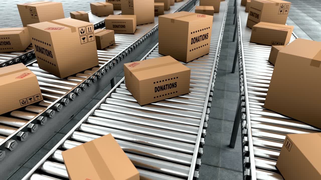 donación en las cajas de cartón que se mueven en cinta transportadora, bucle sin costura