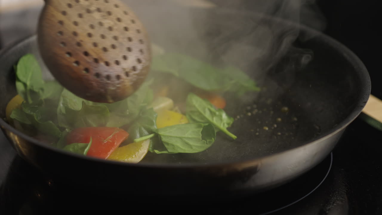 freír verduras en una sartén