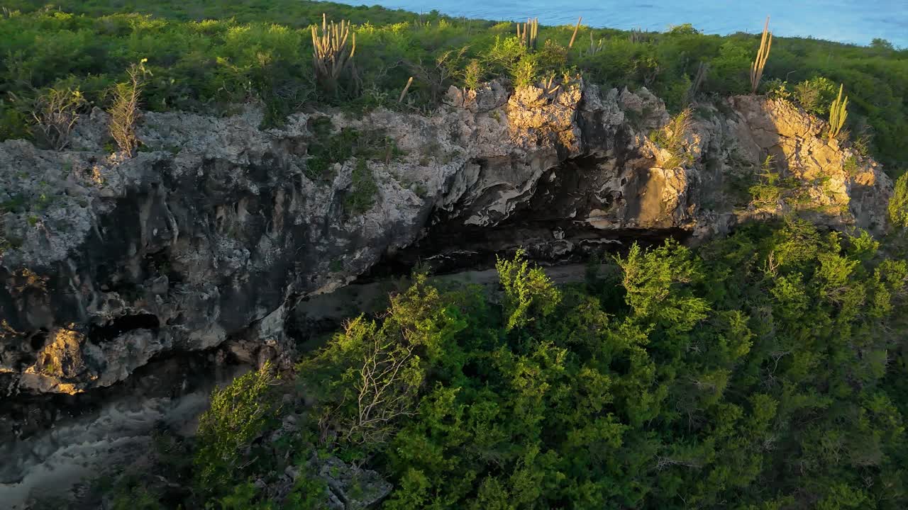 날카로운 은 바위 절벽의 공중 도 황금 시간 빛이 바위에 퍼지는 것처럼