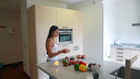mujer preparando una comida saludable en una cocina moderna