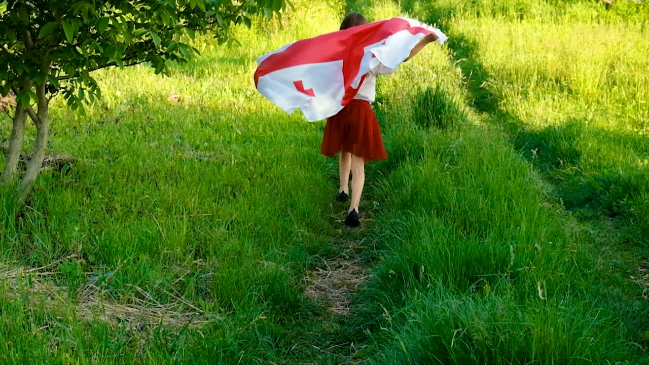 niño patriota con bandera georgiana. foco selectivo. la naturaleza.