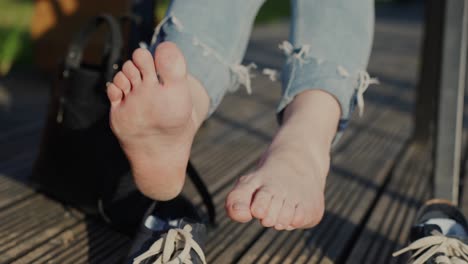 무거운 신발을 벗은 후 화창한 날 맨발로 쉬고 있는 여성