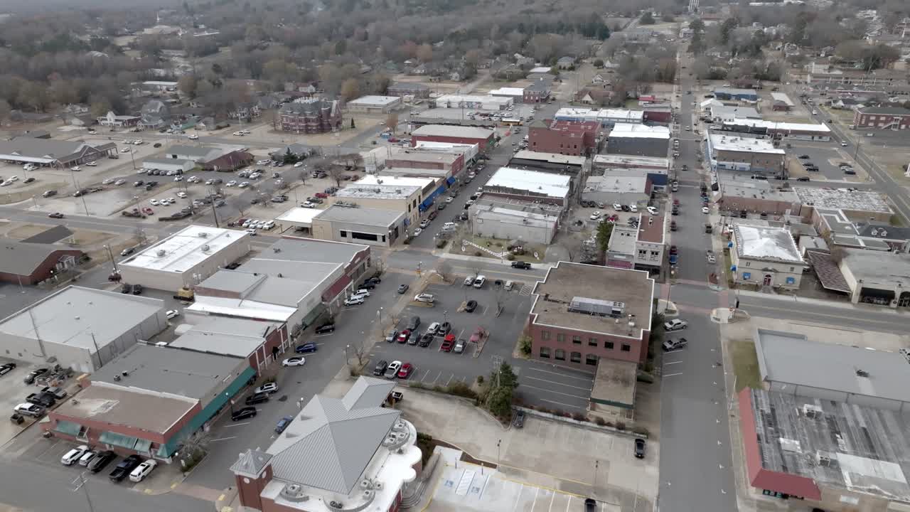 el centro de clarksdale, mississippi con el video del dron entrando y bajando