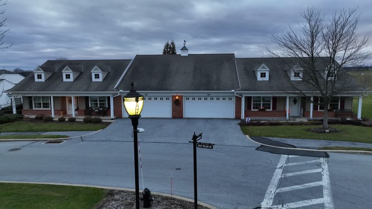toma aérea de casas de retiro detrás de la lámpara de la calle y la señal de tráfico