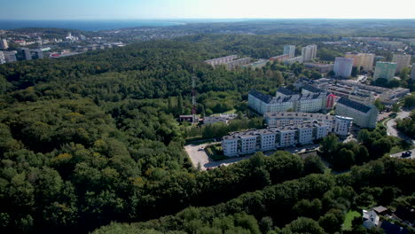 Paisaje-Forestal-Aéreo-Y-Barrio-Polaco-Con-Bloques-De-Apartamentos-En-Witomino,-Ciudad-De-Gdynia