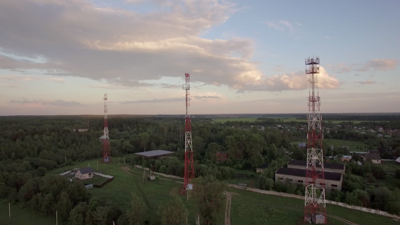 vista de las casas de campo del bosque y las estaciones base contra el cielo azul con nubes a la luz del día en el verano de rusia