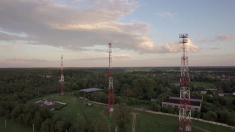 Vista-De-Casas-De-Campo-Forestales-Y-Estaciones-Base-Contra-El-Cielo-Azul-Con-Nubes-A-La-Luz-Del-Día-En-Verano-Rusia