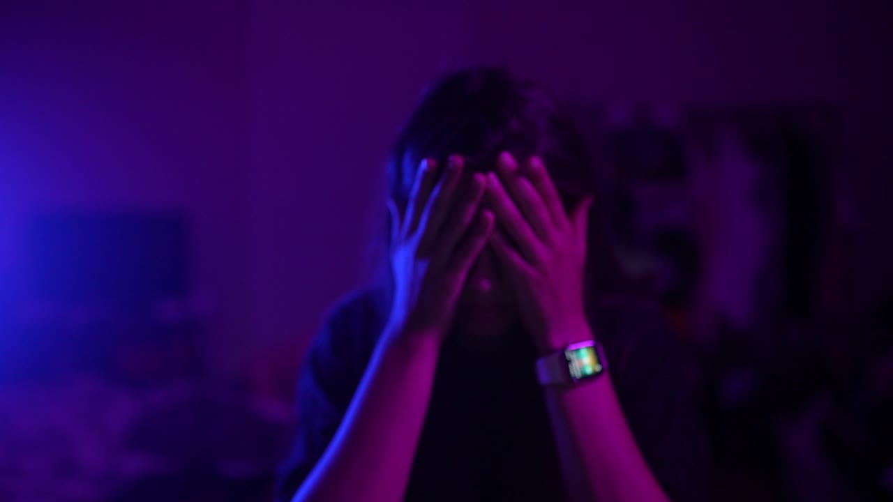 Donna in stato di disagio emotivo sotto la luce al neon
