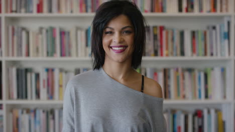 Retrato-Feliz-Joven-Hispana-Sonriendo-Disfrutando-De-Una-Educación-Exitosa-Estilo-De-Vida-Estudiante-Independiente-En-La-Biblioteca-Librería-Fondo-Cámara-Lenta