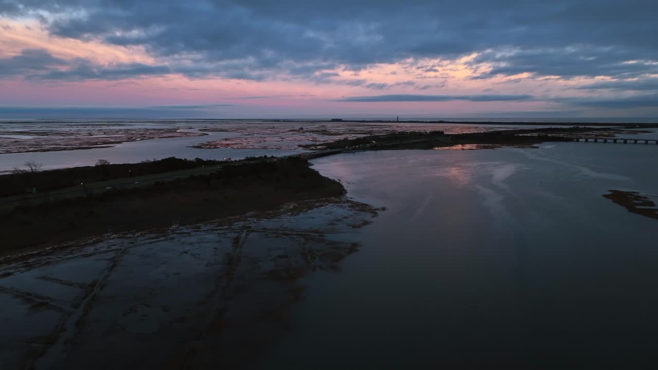una vista aérea alta sobre el pantano salado en freeport, ny durante una puesta de sol nublada