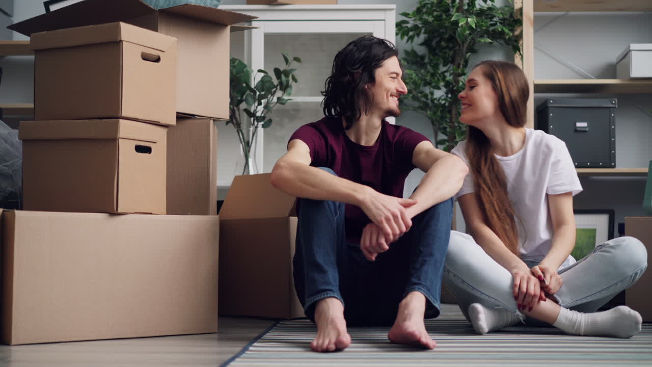 pareja mudándose a un nuevo hogar