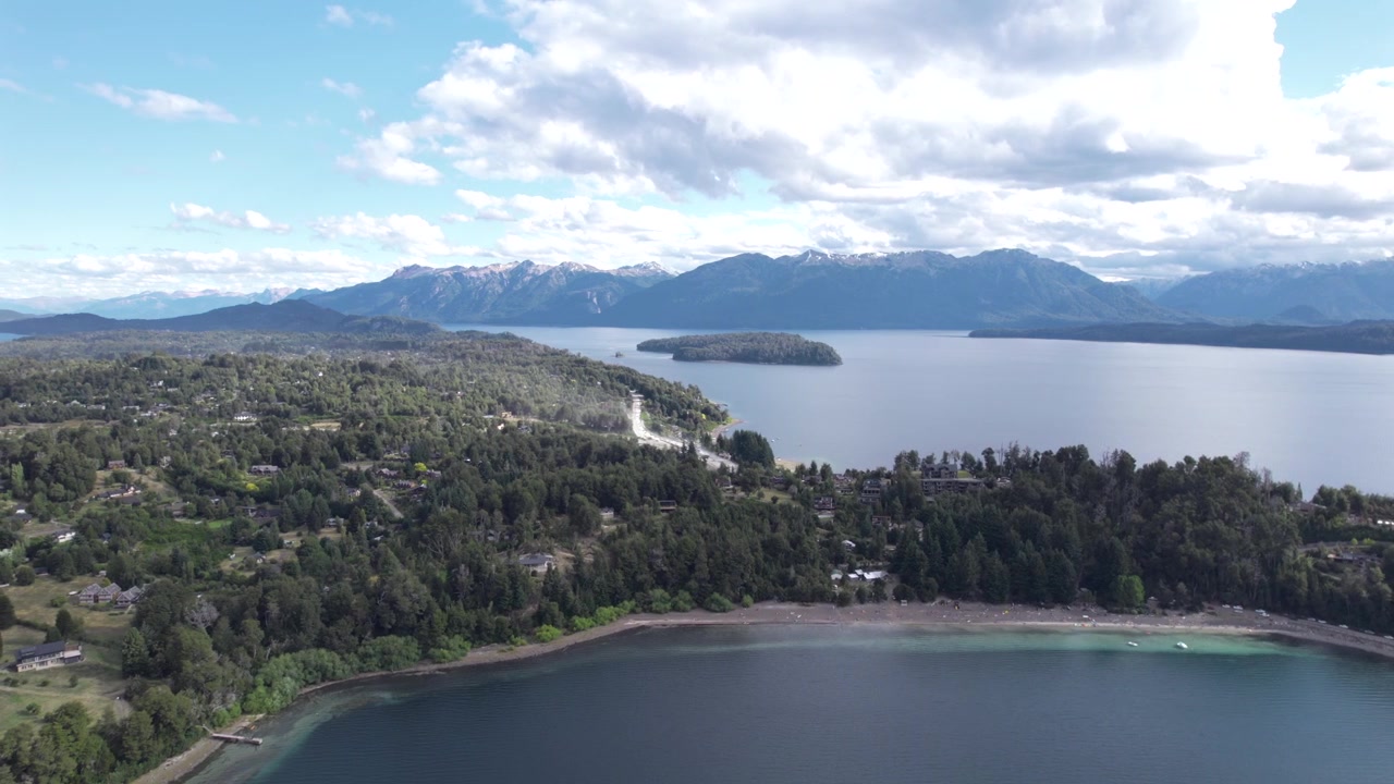 Vista aerea 4K con drone dei laghi Correntoso e Nahuel Huapi a Neuquén, Argentina. Due iconici laghi patagonici circondati da foreste lussureggianti, montagne e spettacolari paesaggi naturali