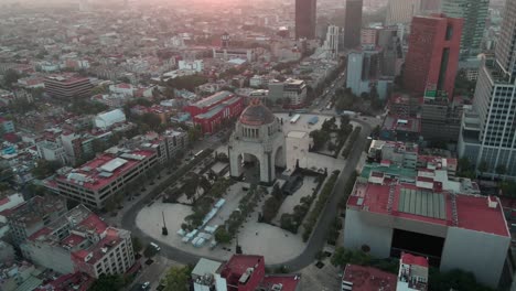 Amplia-órbita-De-Seguimiento-De-Drones-Aéreos---Monumento-A-La-Cúpula-De-La-Revolución---Plaza-De-La-República---Ciudad-De-México,-México---Puesta-De-Sol-amanecer