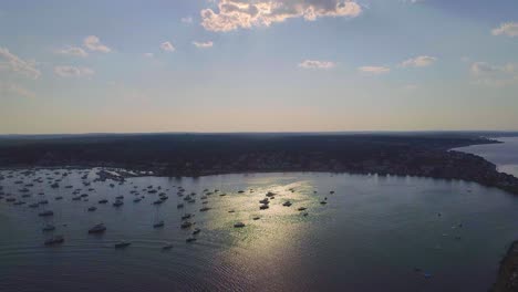 Massenozeanbucht-Mit-Booten-Und-Segelbooten---Drohnenvideo