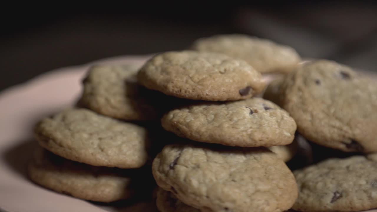 Une assiette de délicieux cookies avec un arrière-plan flou – Gros plan
