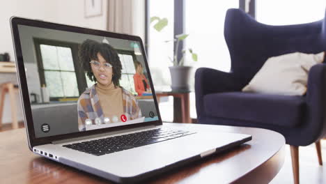 portátil con videollamada con una estudiante afroamericana en la pantalla