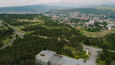 crónica masiva del monumento conmemorativo del pilar de georgia sobre tbilisi