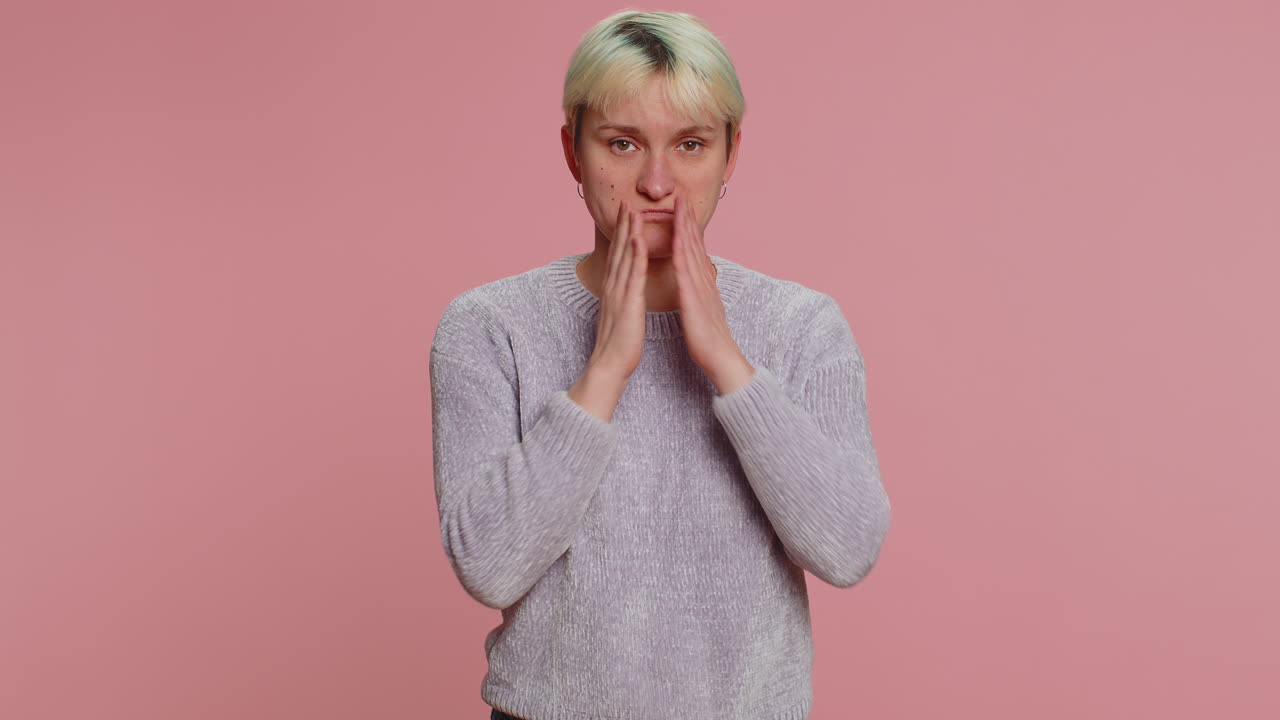 asustada asustada joven mujer cerrando la boca gestos no, negándose a decir terrible secreto, la verdad