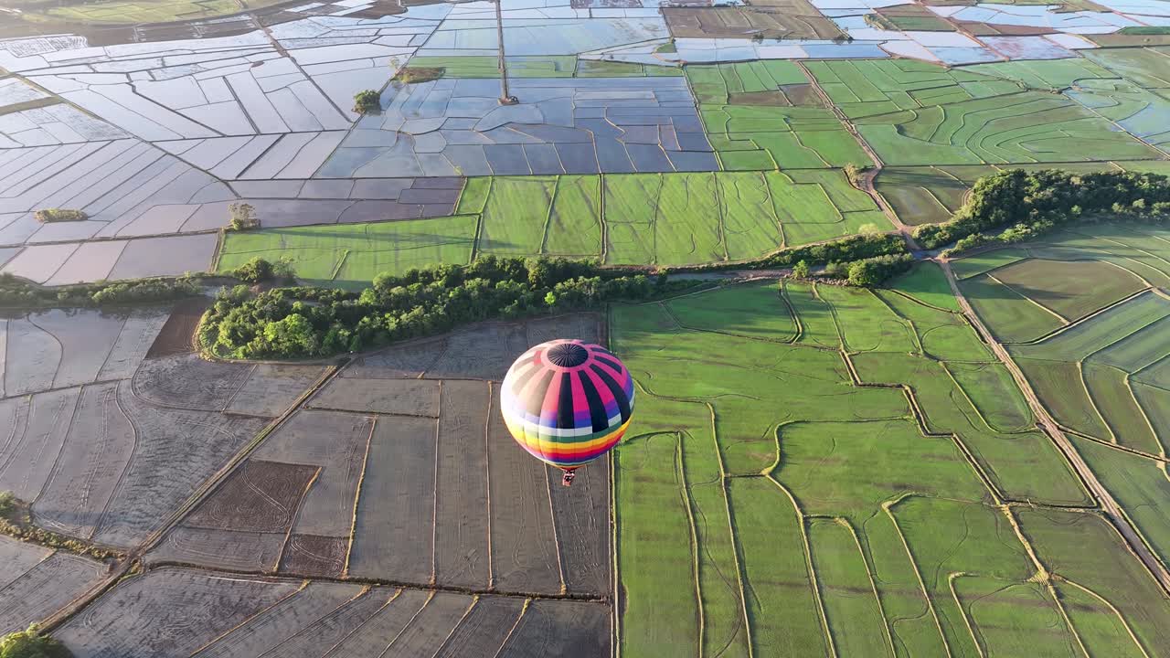 산타 카타리나 브라질의 프라야 그란데 (praia grande) 에서 풍경 풍선. 다채로운 풍선. 산의 풍경. 해가 지는 스카이 라인. 산타카타리나 브라질의 프래야 그란 데 (praía grande) 에서 경치적인 풍선. 협곡의 배경.