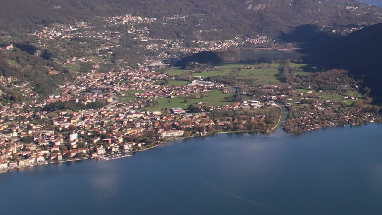 Splendida vista aerea delle Alpi e dei laghi italiani