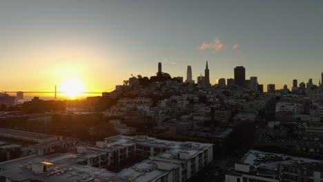 aerial sobre el barrio de san francisco paisaje urbano con el puente golden gate al amanecer