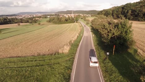 Vista-Aérea-De-Una-Pequeña-Carretera-En-Alemania