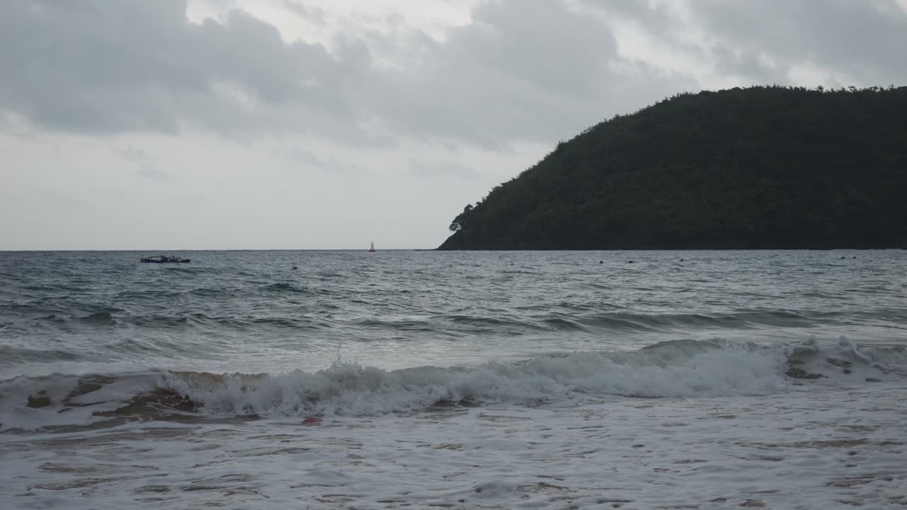 베트남의 콩 다오 섬의 모래 해변에 부 ⁇ 히는 바다 파도의 어두운 아침 사진