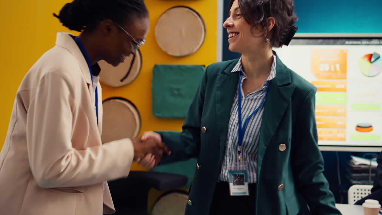 gerente de proyecto compartiendo información sobre una nueva estrategia con el nuevo empleado