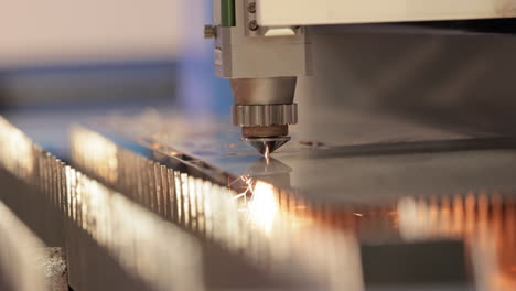 CNC-Laserschneiden-Von-Metall,-Moderne-Industrietechnologie.