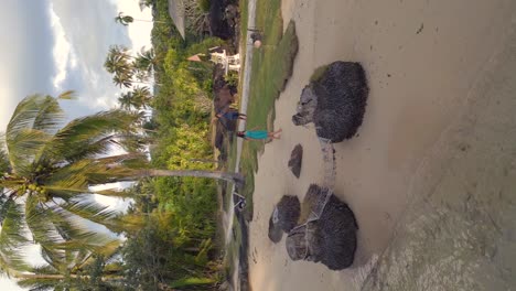 mujer caminando descalza en la playa de arena