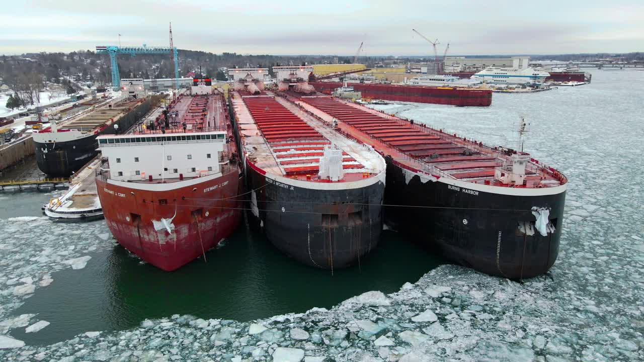 la flota de barcos de invierno en la bahía de sturgeon, wisconsin, con el marinero estadounidense stewart j.