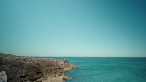 Pacífica-Vista-Al-Mar-En-La-Costa-Con-Acantilados-Rocosos-Y-Cielo-Azul-En-Cascais-Portugal-4k-Jib-Shot