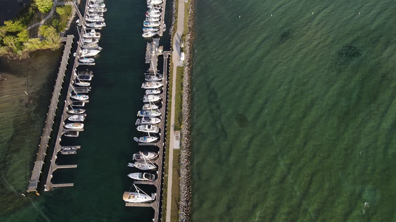 volando sobre el puerto deportivo cerca de la playa de suttons bay en michigan, estados unidos