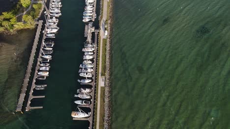 Flug-über-Den-Yachthafen-In-Der-Nähe-Des-Suttons-Bay-Beach-In-Michigan,-USA