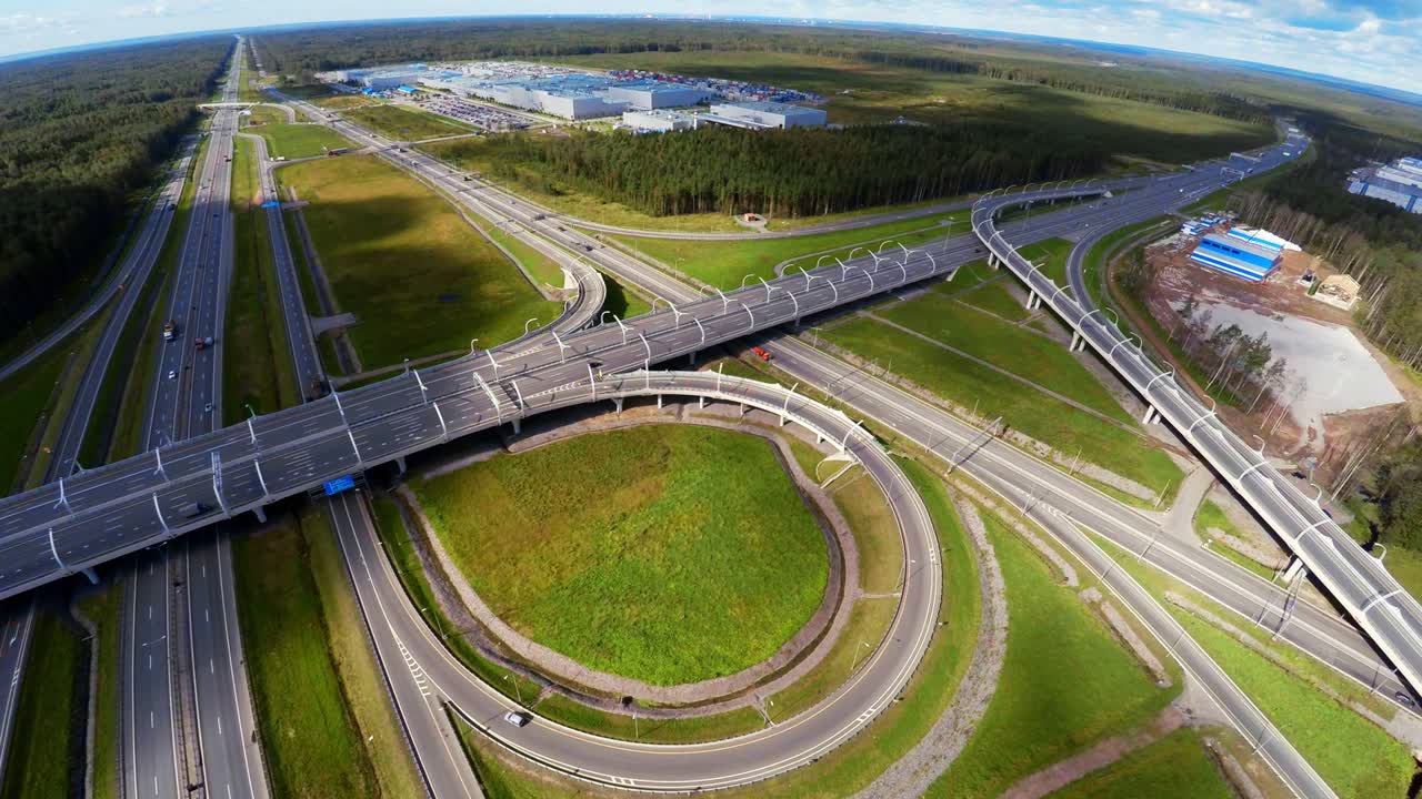 vista aérea. el cruce de la carretera de la autopista. la carretera de circunvalación de san petersburgo. 4k.