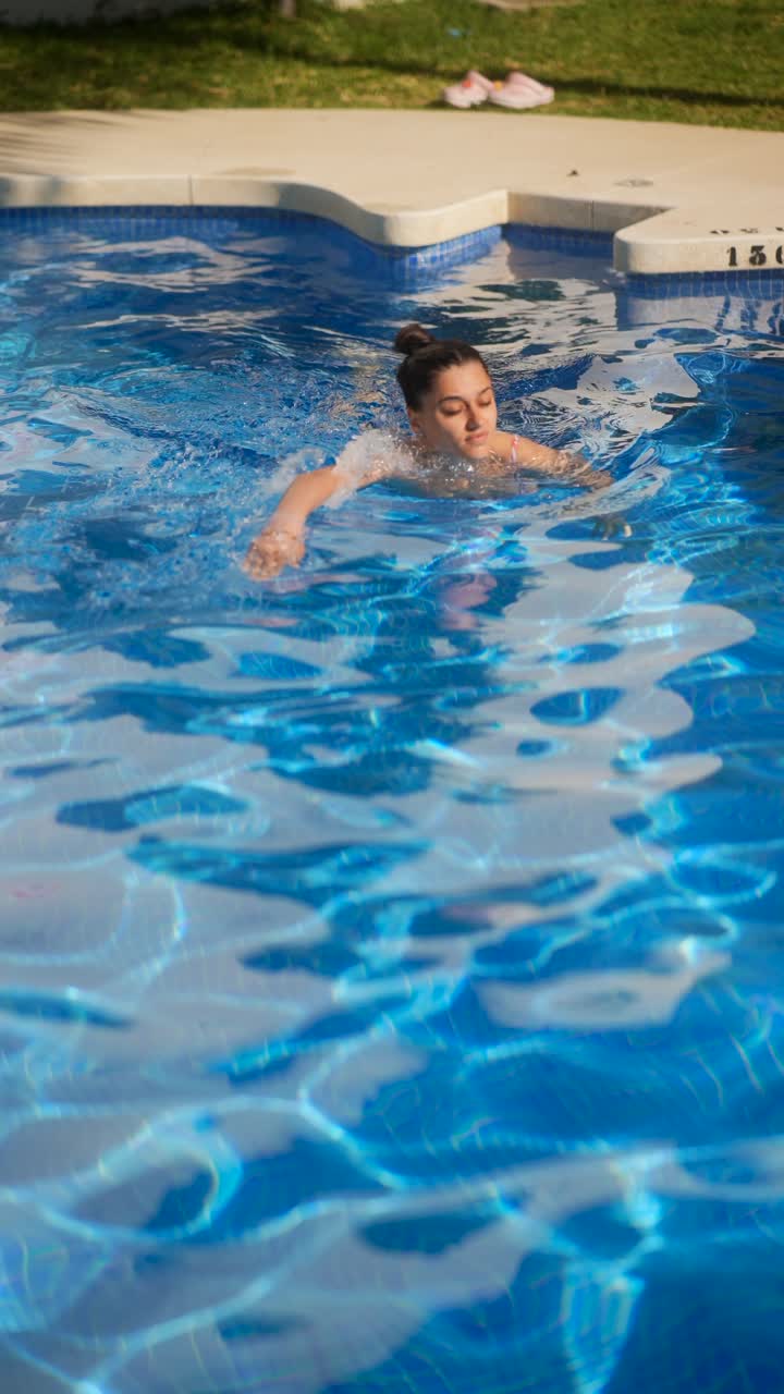 Mulher nadando em uma piscina