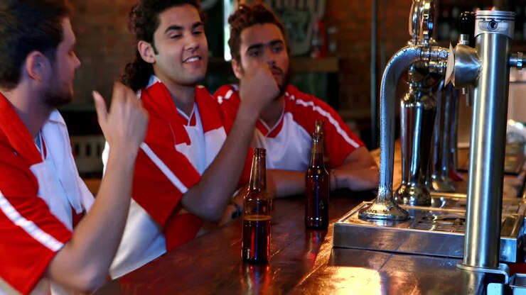Amici scontenti mentre bevono birra al bancone del bar