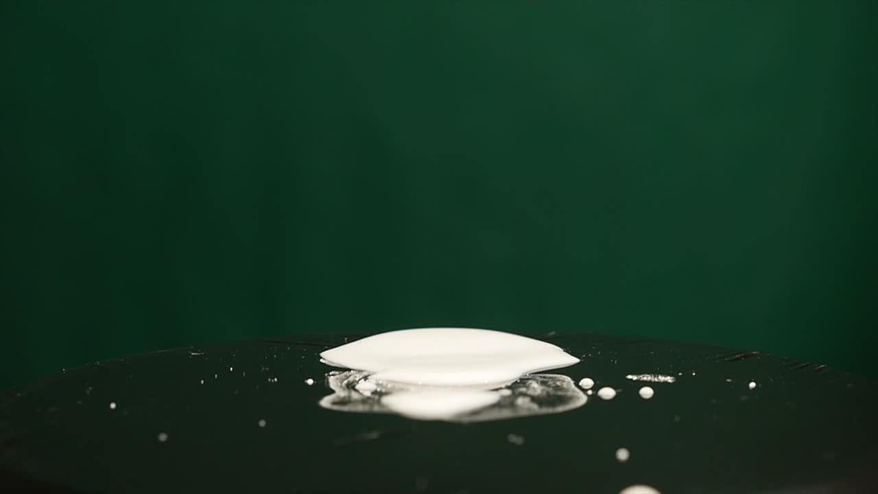 녹색 배경에 움직이는 서브우퍼에 우유