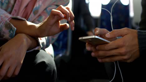 pasajeros que usan teléfonos móviles mientras viajan en el autobús 4k