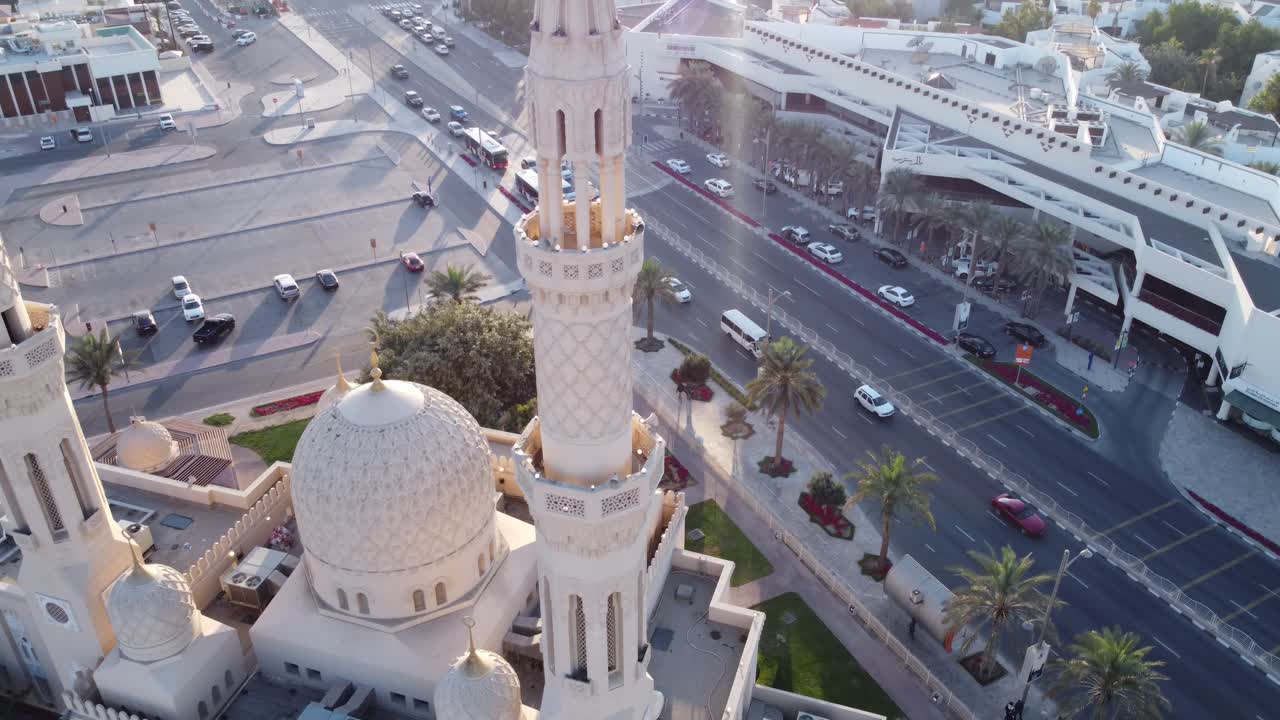 hermosa foto de la mezquita de jumeirah en dubai cerca de la playa de la mer justo antes del atardecer