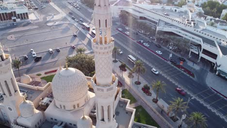 Wunderschöne-Aufnahme-Der-Jumeirah-Moschee-In-Dubai-In-Der-Nähe-Des-Strandes-La-Mer-Kurz-Vor-Sonnenuntergang