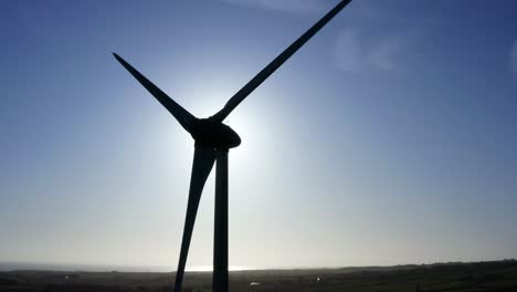 Vogelperspektive-Silhouette-Der-Windkraftanlage-Auf-Sonnigen-Blauen-Himmelshintergrund