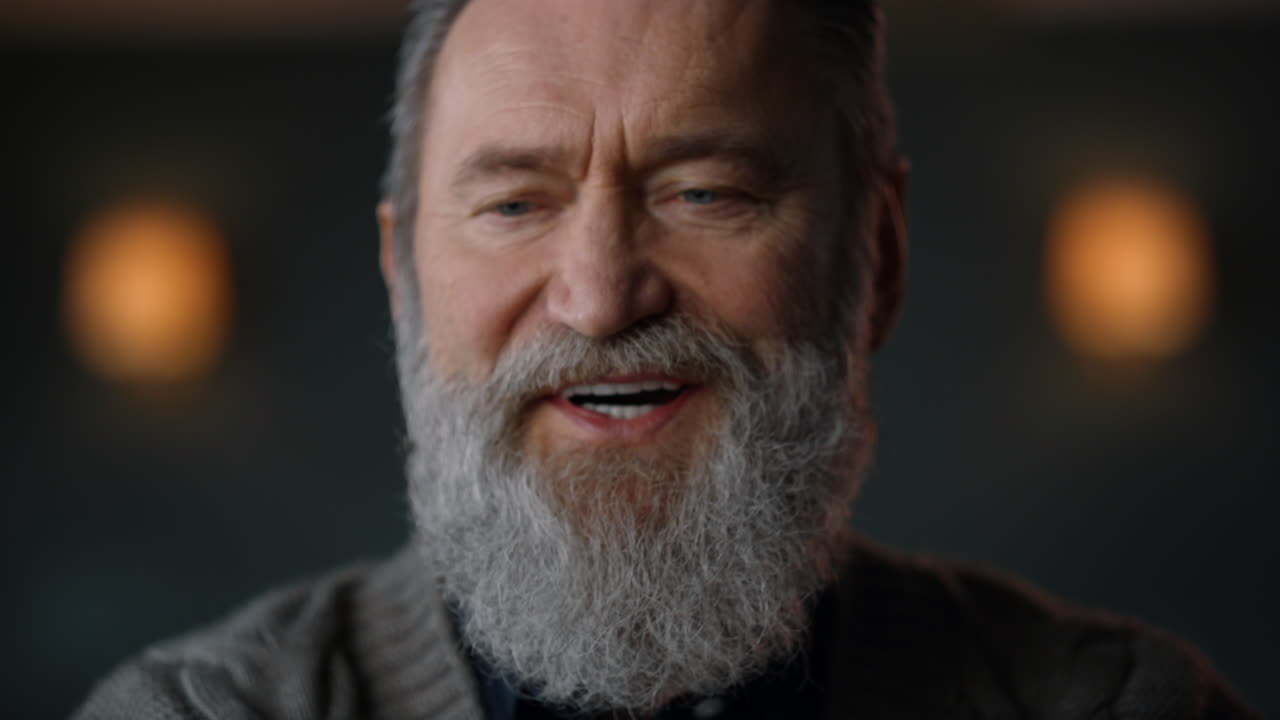 retrato de un anciano feliz. un anciano alegre haciendo una llamada de video a casa