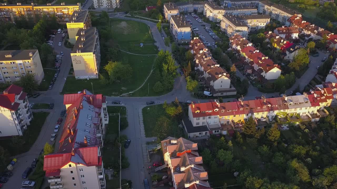 aerial de una zona residencial al atardecer con bloques de apartamentos y casas