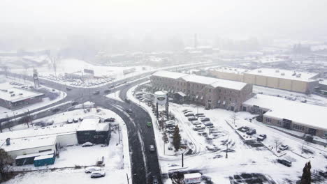 Traffic-on-Glendale-Ave-in-winter-snowstorm,-St