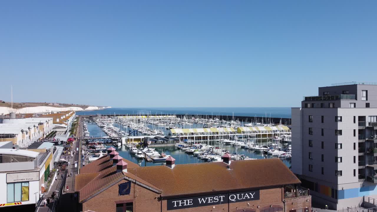 화창한 날 브라이튼 정박지, 서쪽 부두, 판자길, 하얀 절벽의 공중 공개